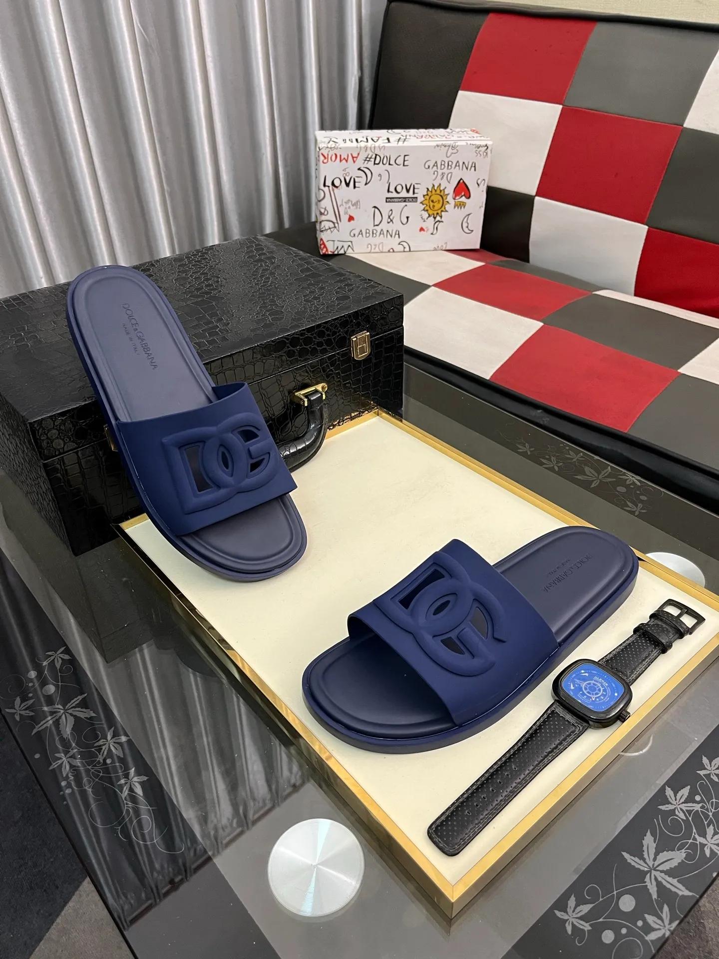 Men's Men's Shoes 💰300⌚️⌚️ (DG) The latest casual slippers are fashionable and versatile, and can add luster to various looks. Create an exquisite design with unique dynamic vitality and modern atmosphere, showing modern elegance. Size: 38-442️⃣Colors available